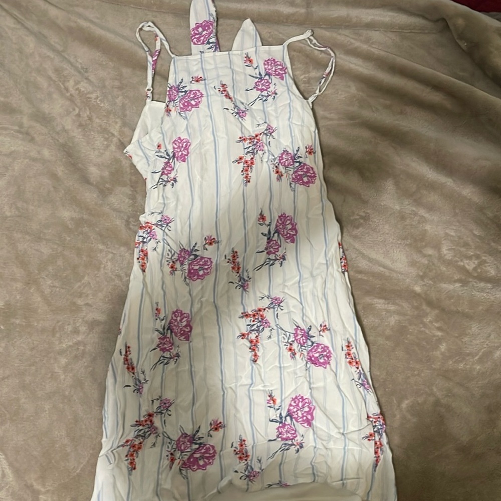 Summer dress size small ties in back